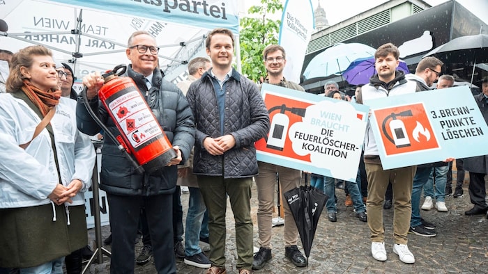 Feuerlöscher-Farben will ÖVP-Chef Mahrer auch in der Stadtregierung sehen.