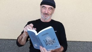 Martin Franz Neuberger mit seinem neuen Buch. (Bild: Reinhard Judt)