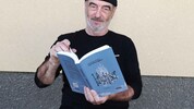 Martin Franz Neuberger mit seinem neuen Buch.