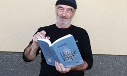 Martin Franz Neuberger mit seinem neuen Buch.