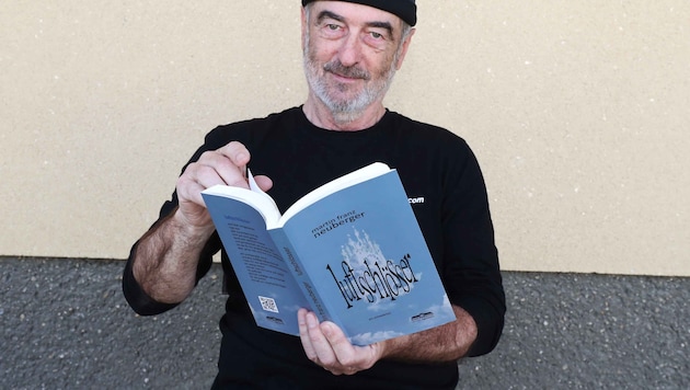Martin Franz Neuberger mit seinem neuen Buch. (Bild: Reinhard Judt)