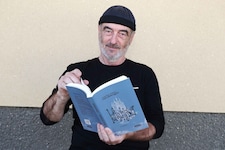 Martin Franz Neuberger mit seinem neuen Buch.