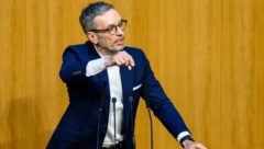„Völkerwanderung, Corona, Budget“: Laut FPÖ-Chef Herbert Kickl täuscht die „Einheitspartei“ die Österreicher seit 2015. (Bild: APA/MAX SLOVENCIK)