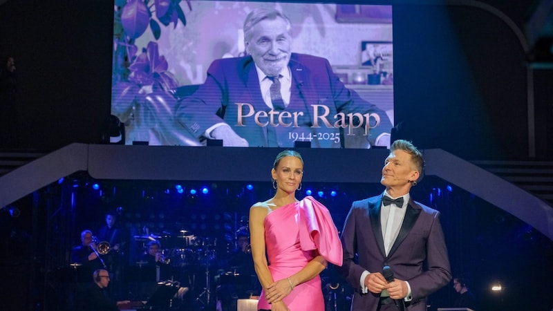 Mirjam Weichselbraun und Andi Knoll gedenken Peter Rapp. (Bild: Foto: ORF/Hans Leitner)
