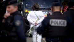 Am Freitag versammelten sich hunderte Trauernde mit Blumen an der Schule und gedachten der ermordeten Schülerin. (Bild: AFP/LOIC VENANCE)