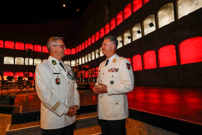 Militärkapellmeister Hauptmann Johann Schernthanner (li.) mit Landesmilitärkommandant Peter Schinnerl.