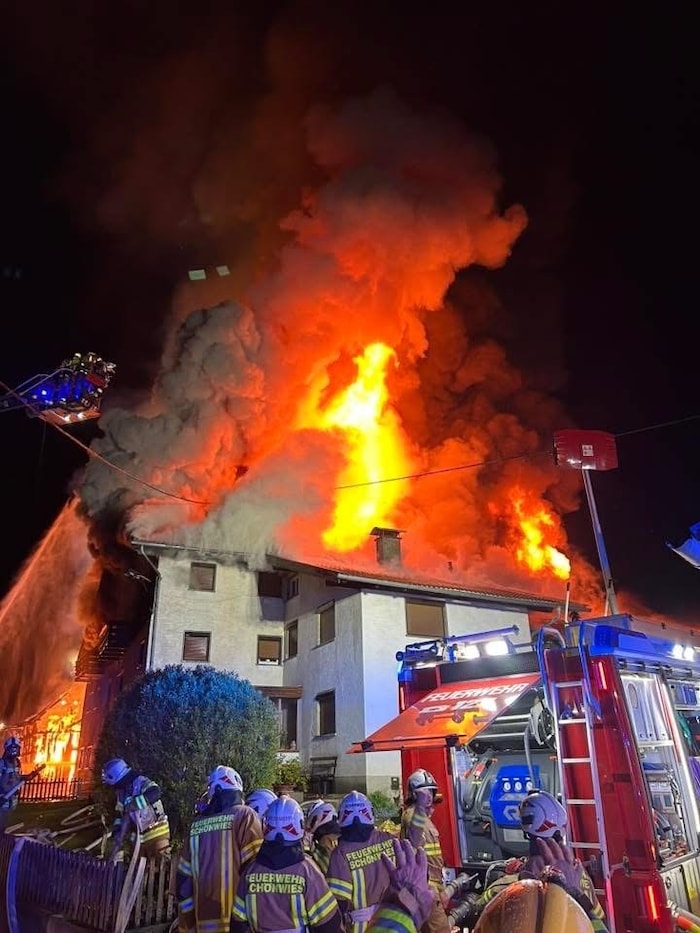 Gewaltige Flammen schlugen in den Nachthimmel empor.