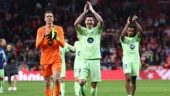 Wojciech Szczesny an der Seite seiner Teamkollegen Robert Lewandowski und Jules Kounde (v.l.) (Bild: APA/AFP)