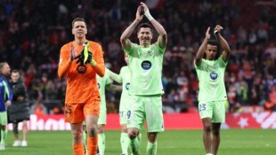 Wojciech Szczesny an der Seite seiner Teamkollegen Robert Lewandowski und Jules Kounde (v.l.)