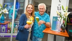 Edi Herz hat seine Bar Plaza-Chefin Michaela Höberl übergeben (l). Im Sommer ist er dort aber anzutreffen. (Bild: Evelyn Hronek)