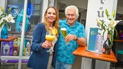 Edi Herz hat seine Bar Plaza-Chefin Michaela Höberl übergeben (l). Im Sommer ist er dort aber ...