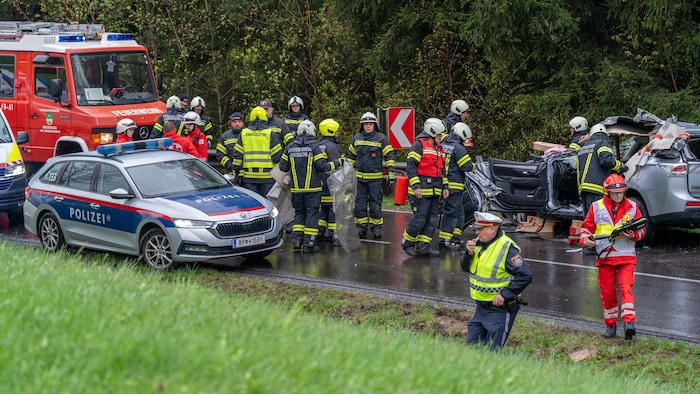 Der Mitsubishi Outlander des Familienvaters wurde bei dem Zusammenprall mit dem Lkw-Anhänger ...