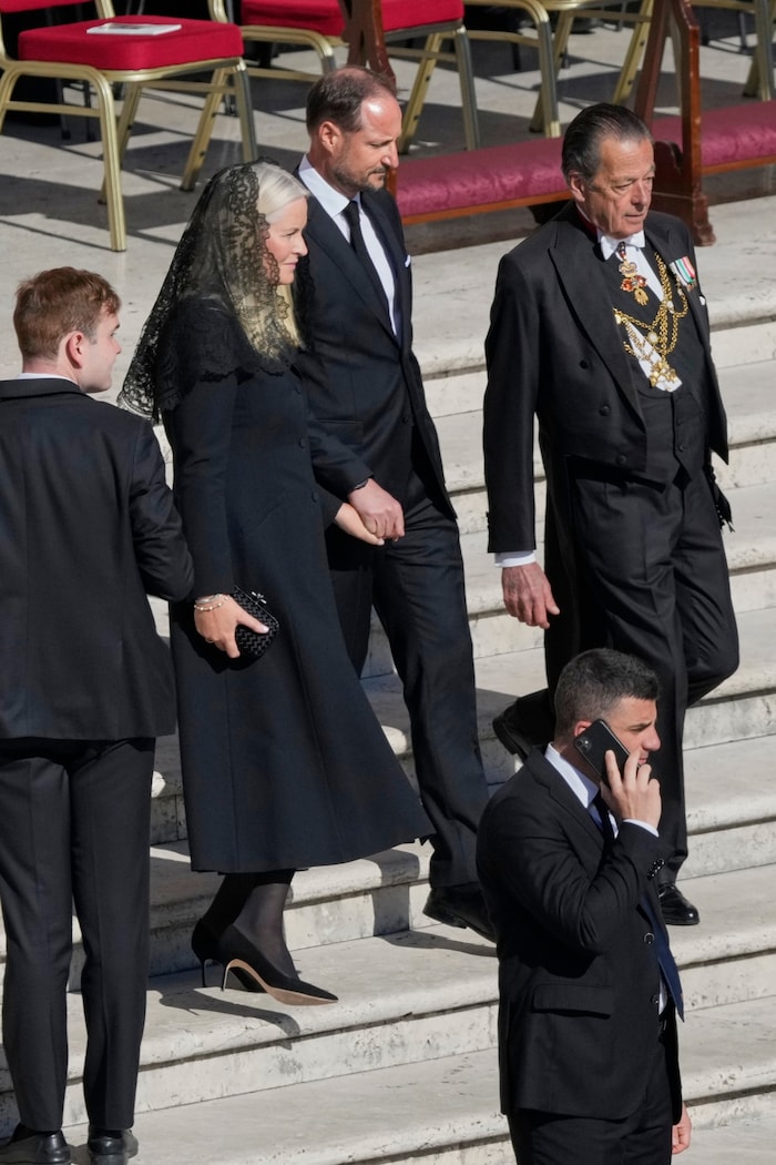 Mette-Marit und Kronprinz Haakon: Die Kronprinzessin zeigte sich demütig in einem langen schwarzen Mantel, ein zartes Perlenarmband am Handgelenk.