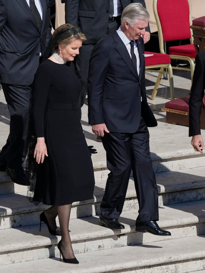 Königin Mathilde und König Philippe: Die Königin kombinierte ein schlichtes Kleid mit einem antiken Perlenhalsband, das als klassisches Zeichen royaler Trauer gilt.