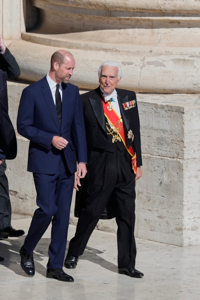 Prinz William im blauen Anzug mit schwarzer Krawatte