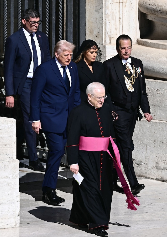 Trump nahm am Samstag gemeinsam mit First Lady Melania Trump an der Trauerfeier des verstorbenen Papstes Franziskus in Rom teil.