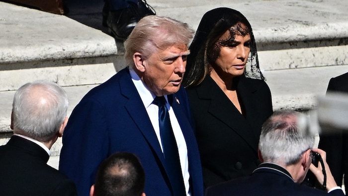 Präsident Donald Trump und First Lady Melania, die schwarz und einen Schleier als Zeichen der ...