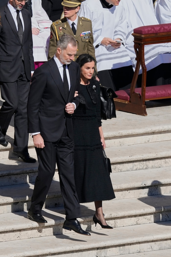 König Felipe und Königin Letizia von Spanien. Ihr schwarzes, leicht verspieltes und dennoch strenges Midi-Kleid ziert eine Brosche. 