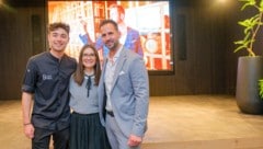 Peter Affenzeller mit Freundin Sarah und TV-Koch Dominik Süss (li.) im Kino.   (Bild: Horst Einöder/Flashpictures)