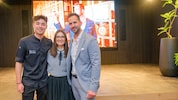 Peter Affenzeller mit Freundin Sarah und TV-Koch Dominik Süss (li.) im Kino.  