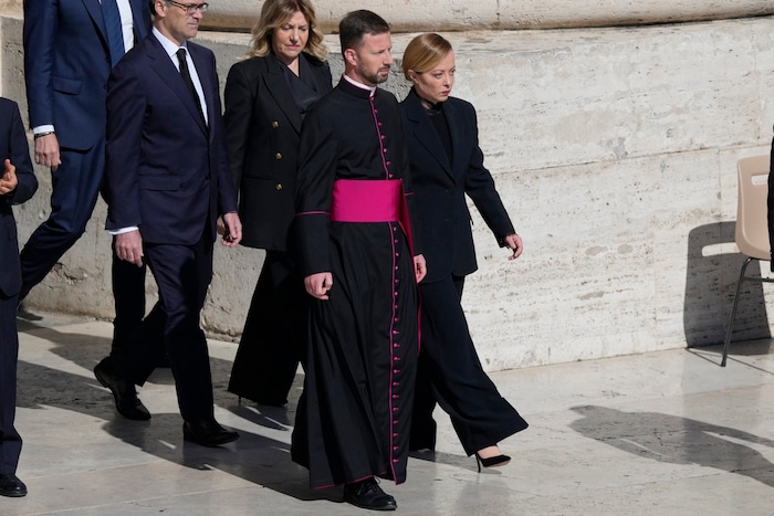 Giorgia Meloni im eleganten, aber sehr strengen Hosenanzug