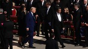 US-Präsident Donald Trump, mit Gattin Melania, sticht zwischen den schwarz gekleideten ...