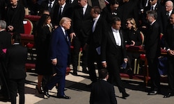 US-Präsident Donald Trump, mit Gattin Melania, sticht zwischen den schwarz gekleideten ...