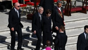 Bundeskanzler Christian Stocker (links), Bundespräsident Alexander Van der Bellen und die First Lady Doris Schmidauer am Rande der Zeremonie in Rom (Bild: Kai Pfaffenbach / REUTERS / picturedesk.com)