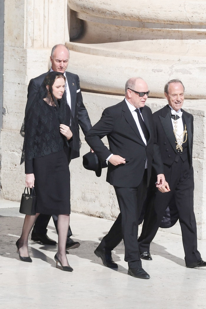 Fürstin Charlène und Fürst Albert auf dem Weg zu ihren Plätzen. 