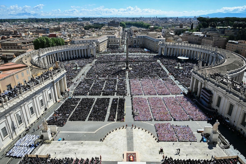 Wie viele Trauernde waren wirklich am Petersplatz? 140.000 sagt die Polizei, 200.000 sagt der Vatikan. (Bild: AFP/ALBERTO PIZZOLI)