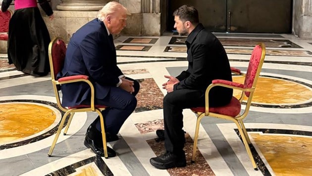 US-Präsident Donald Trump und der ukrainische Präsident Wolodymyr Selenskyj unlängst beim Gespräch im Petersdom anlässlich des Papst-Begräbnisses. Trump hatte Selenskyj zuletzt lange unter Druck gesetzt. (Bild: AFP)