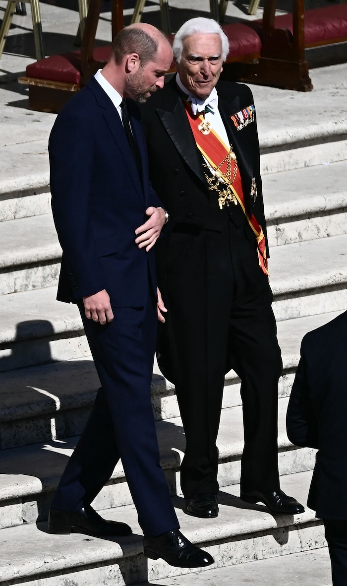 Prinz William im marineblauen Anzug und mit schwarzer Krawatte beim Begräbnis des Papstes in Rom