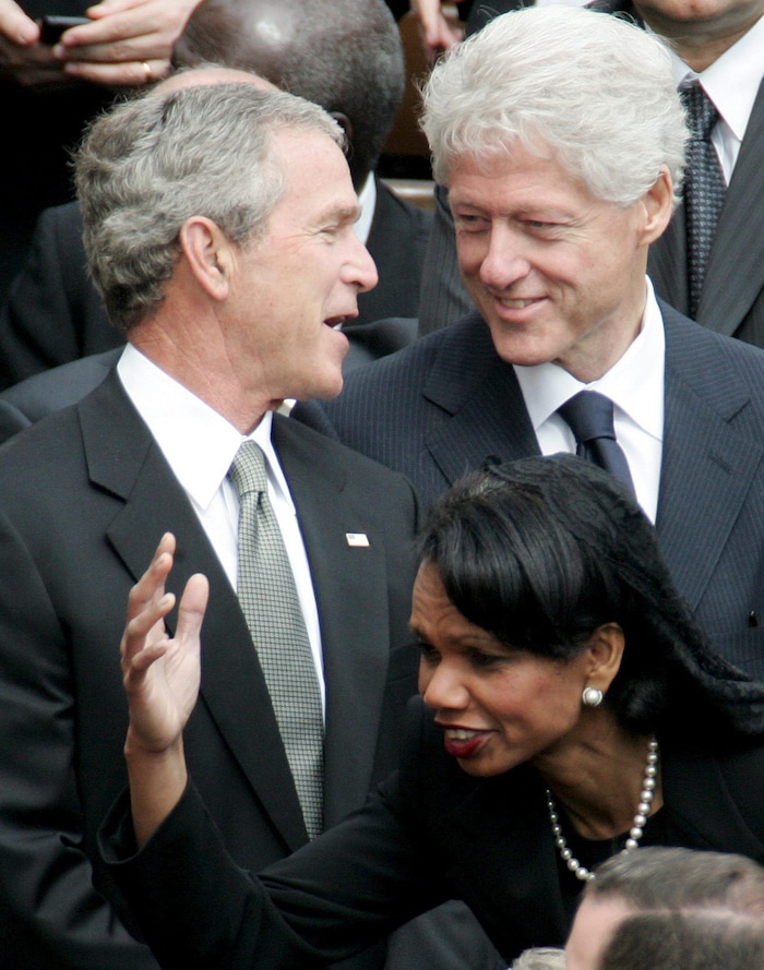 George W. Bush und Bill Clinton beim Begräbnis von Johannes Paul II. im April 2005