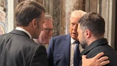 Von links: Frankreichs Präsident Emmanuel Macron, Großbritanniens Premier Keir Starmer, US-Präsident Donald Trump und der ukrainische Präsident Wolodymyr Selenskyj (Bild: AFP)