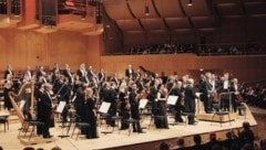 Höflichen Applaus gab es für die Musiker und Musikerinnen des Prague Royal Philharmonic Orchestras in Bregenz.  (Bild: Moritz Peter Forster)