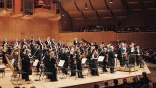 Höflichen Applaus gab es für die Musiker und Musikerinnen des Prague Royal Philharmonic Orchestras in Bregenz.  (Bild: Moritz Peter Forster)