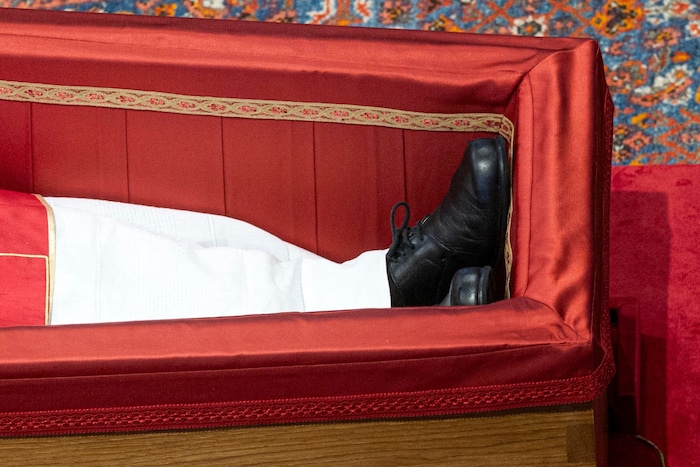 Der Papst ließ sich seine Gesundheitsschuhe anziehen.