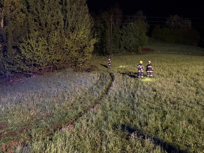 Das Auto überschlug sich und stürzte laut Polizei etwa 100 Meter in die Tiefe
