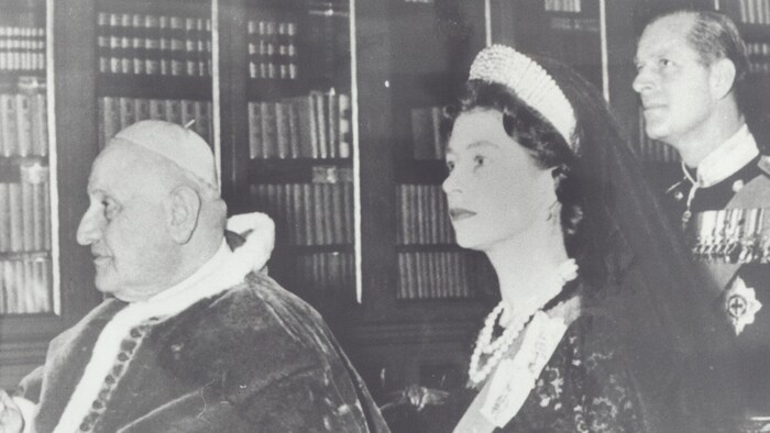 Johannes XXIII. mit Queen Elizabeth und Prinz Philipp.