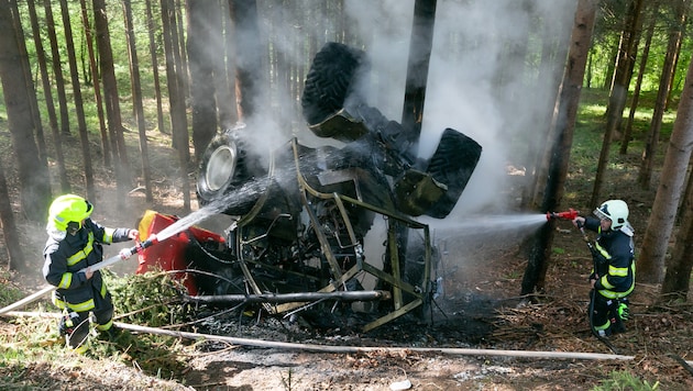 Der ausgebrannte Traktor (Bild: Mathis Fotografie)