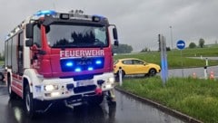 Die Feuerwehren von Lamprechtshausen, Göming und Oberndorf standen im Einsatz. (Bild: Feuerwehr Lamprechtshausen, Krone KREATIV)