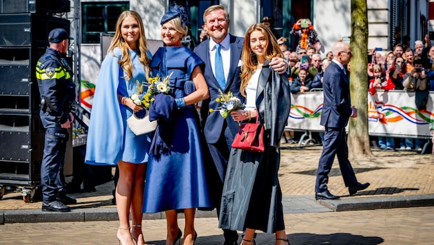 Die holländische Königsfamilie zeigte sich am Königstag farblich aufeinander abgestimmt. Die Kronprinzessin stahl dabei aber allen die Show. (Bild: Robin Utrecht / dana press / picturedesk.com)