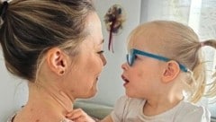 Hannah und ihre Mama: Die Eltern noch einer weiteren Tochter sind bei der schrecklichen Diagnose aus allen Wolken gefallen. (Bild: Christa Blümel)