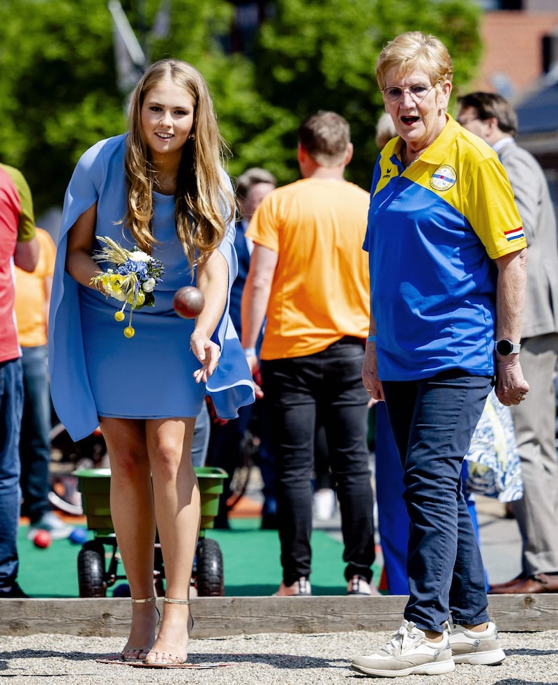 Die Kronprinzessin versuchte sich bei einem der vielen Spiele, die in Doetinchem für Unterhaltung sorgten. (Bild: AFP/PATRICK VAN KATWIJK)