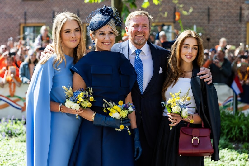 König Willem-Alexander mit Königin Maxima und den Töchtern Amalia und Alexia (Bild: EPA/EMIEL MUIJDERMAN)