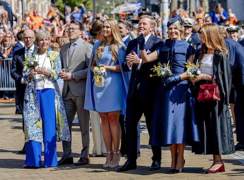Die niederländische Prinzessin Laurentien, Prinz Constantijn, Prinzessin Amalia, König Willem-Alexander, Königin Maxima und Prinzessin Alexia posieren für ein Foto während der Feierlichkeiten zum Königstag in Doetinchem. (Bild: AFP/KOEN VAN WEEL)