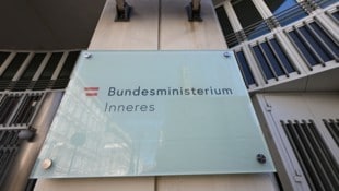 Im Innenministerium hat man mit Anfragen der FPÖ derzeit viel zu tun. (Bild: APA/HELMUT FOHRINGER)