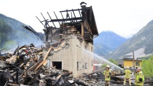 Die Feuerwehr musste noch am Samstagvormittag letzte Glutnester in der Ruine löschen. (Bild: Birbaumer Christof)