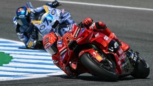 Marc Marquez gewinnt vor seinem Bruder Alex. (Bild: AFP/JAVIER SORIANO)