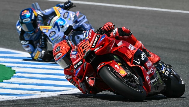 Marc Marquez gewinnt vor seinem Bruder Alex. (Bild: AFP/JAVIER SORIANO)